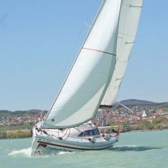 Avar 29 túrahajó bérlés Balaton | Füredyacht Charter