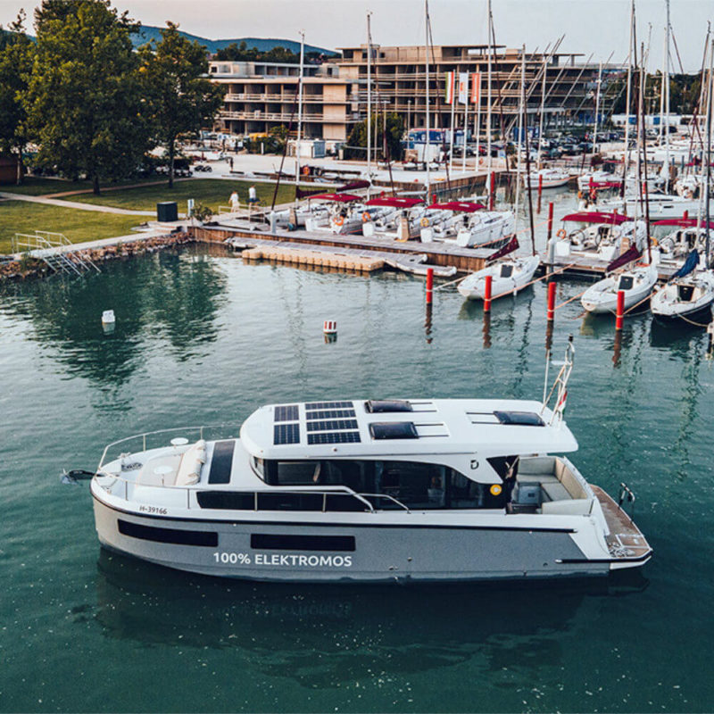 Delphia 11 Sedan e-boat charter | Füredyacht Charter