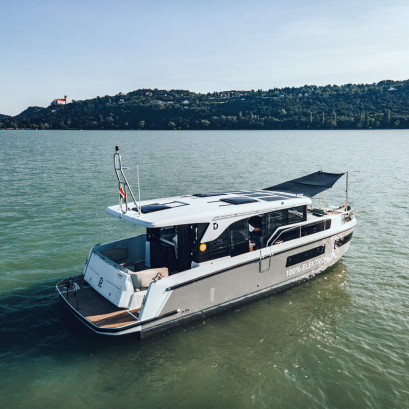 Delphia 11 Sedan e-boat charter | Füredyacht Charter