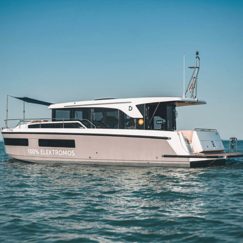 Delphia 11 Sedan e-boat charter | Füredyacht Charter