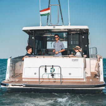 Delphia 11 Sedan e-boat charter | Füredyacht Charter