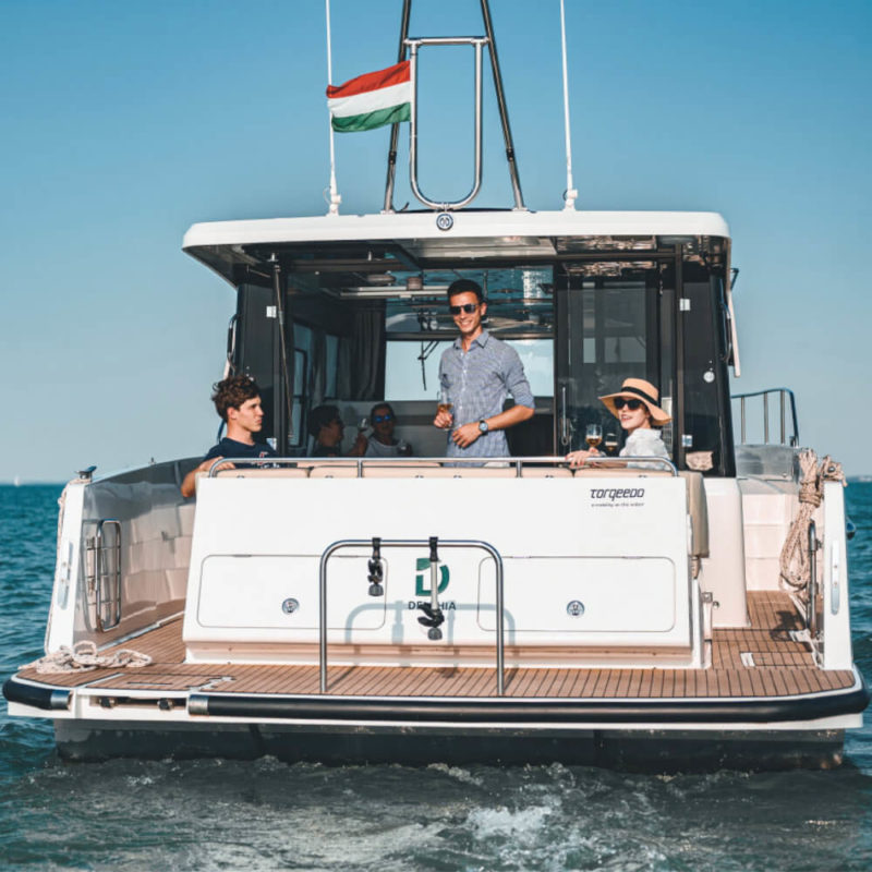 Delphia 11 Sedan e-boat charter | Füredyacht Charter