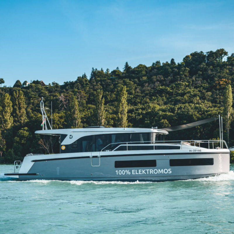 Delphia 11 Sedan e-boat charter | Füredyacht Charter