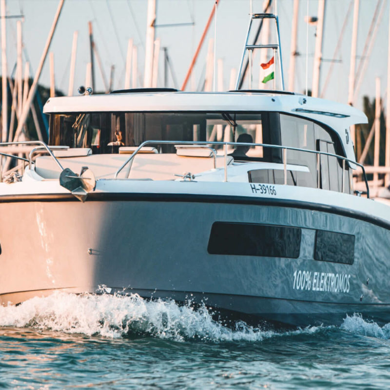 Delphia 11 Sedan e-boat charter | Füredyacht Charter